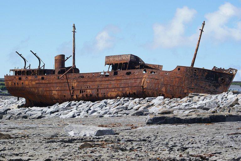 An Plassy: An scéal dramatúil taobh thiar den bhád clúiteach ar Inis Oírr
