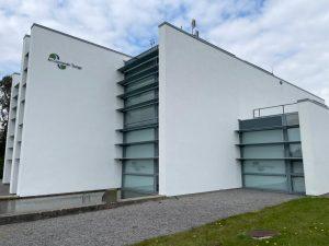 Oifig na bPasanna agus Uisce Éireann i measc na gcomhlachtaí a sháraigh dlíthe Gaeilge