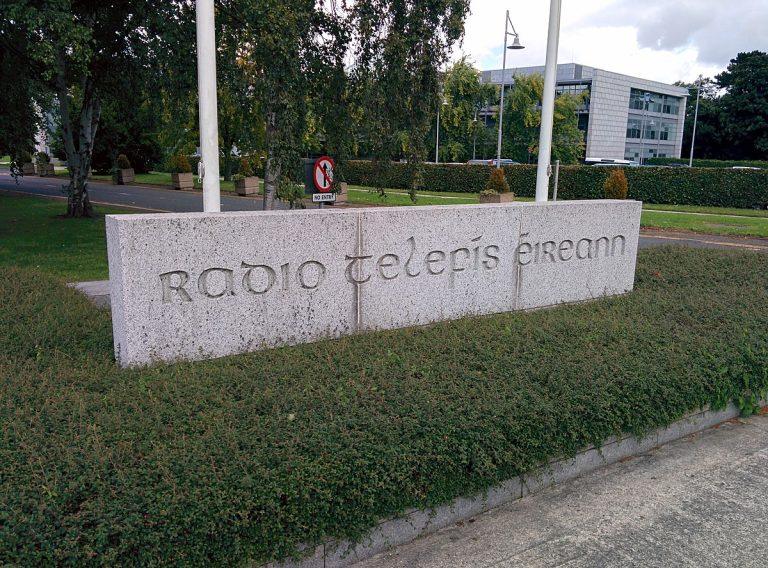 Géarcháineadh déanta ar RTÉ as ucht airgead fógraíochta Raidió na Gaeltachta a thógáil