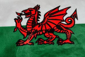 An Bhreatain Bheag: De réir a chéile tá dragún an neamhspleáchais ag múscailt